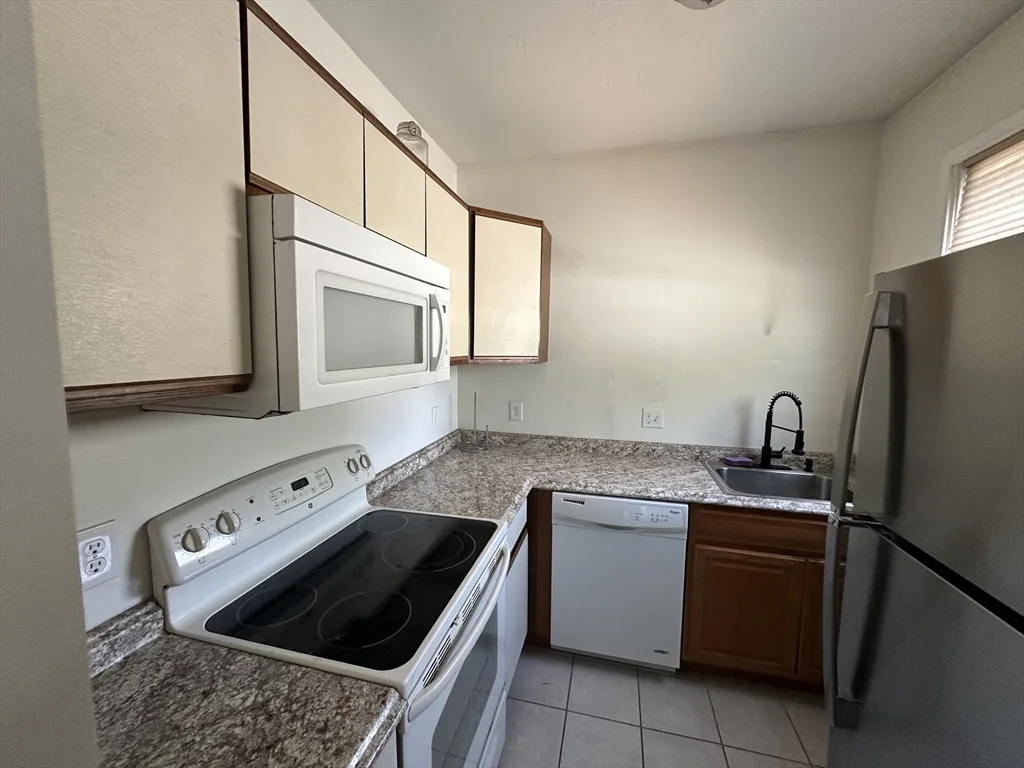 1 bed, 1 bath apartment for rent at 17A Peacedale Ave Unit 17A, Worcester — photo 6 of 8