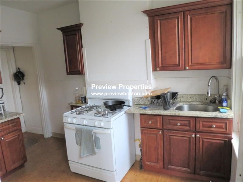 4 bed, 2 bath apartment for rent at 17A Putnam Ct Unit P, Harvard Square — photo 7 of 13