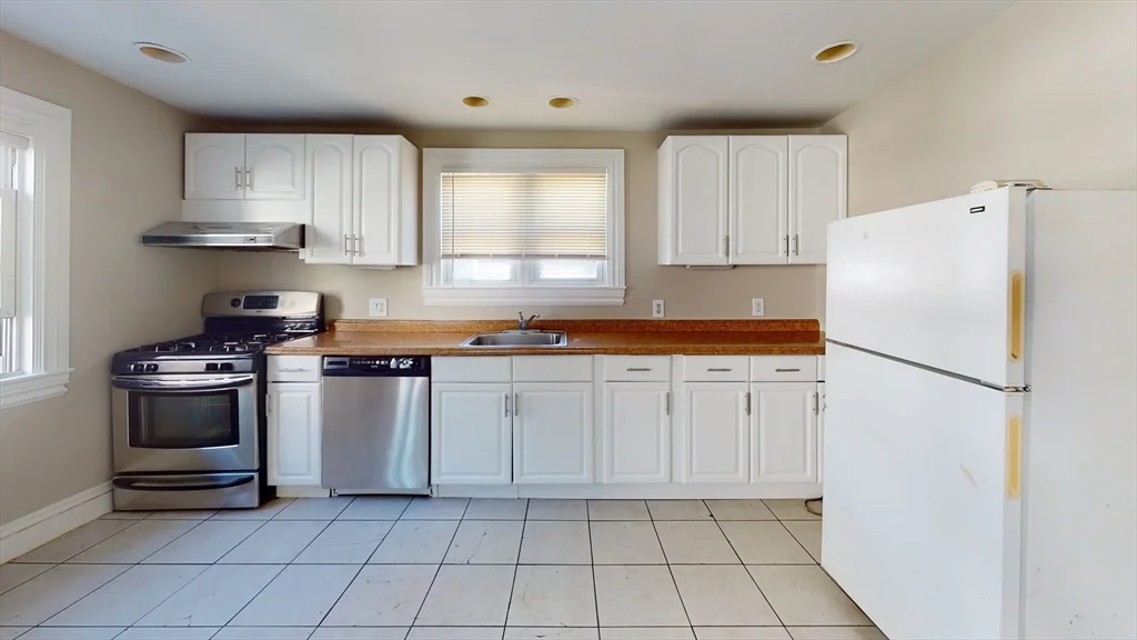 3 bed, 1 bath apartment for rent at 18-20 Kelley Ct Unit 18, Brighton — photo 1 of 9