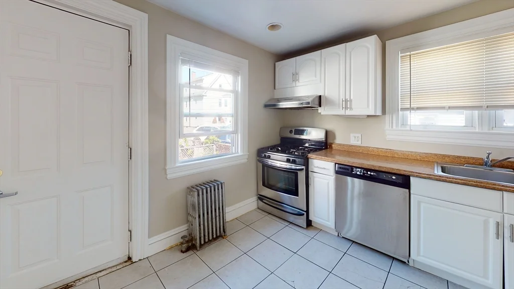 3 bed, 1 bath apartment for rent at 18-20 Kelley Ct Unit 18, Brighton — photo 2 of 9