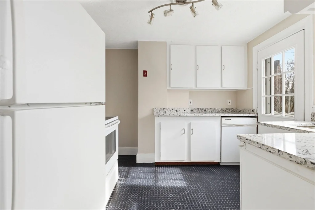 2 bed, 1 bath apartment for rent at 18-20 Payne Rd Unit 20, Newton — photo 5 of 13