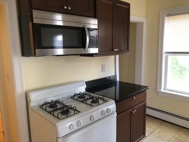 3 bed, 1 bath apartment for rent at 18 A Unit 2, Lowell — photo 3 of 12