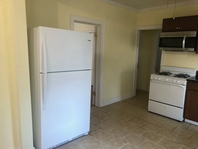 3 bed, 1 bath apartment for rent at 18 A Unit 2, Lowell — photo 5 of 12