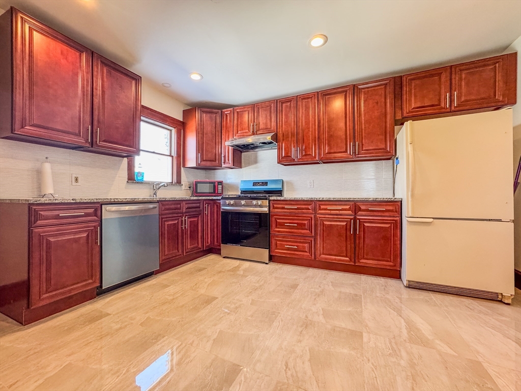3 bed, 1 bath apartment for rent at 18 Albion Rd, Quincy — photo 3 of 13