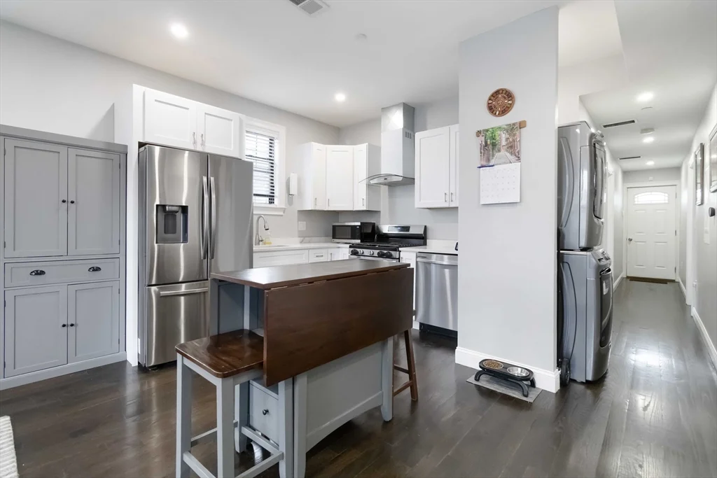 3 bed, 2 bath apartment for rent at 18 Albion St Unit 2, Roxbury — photo 2 of 9