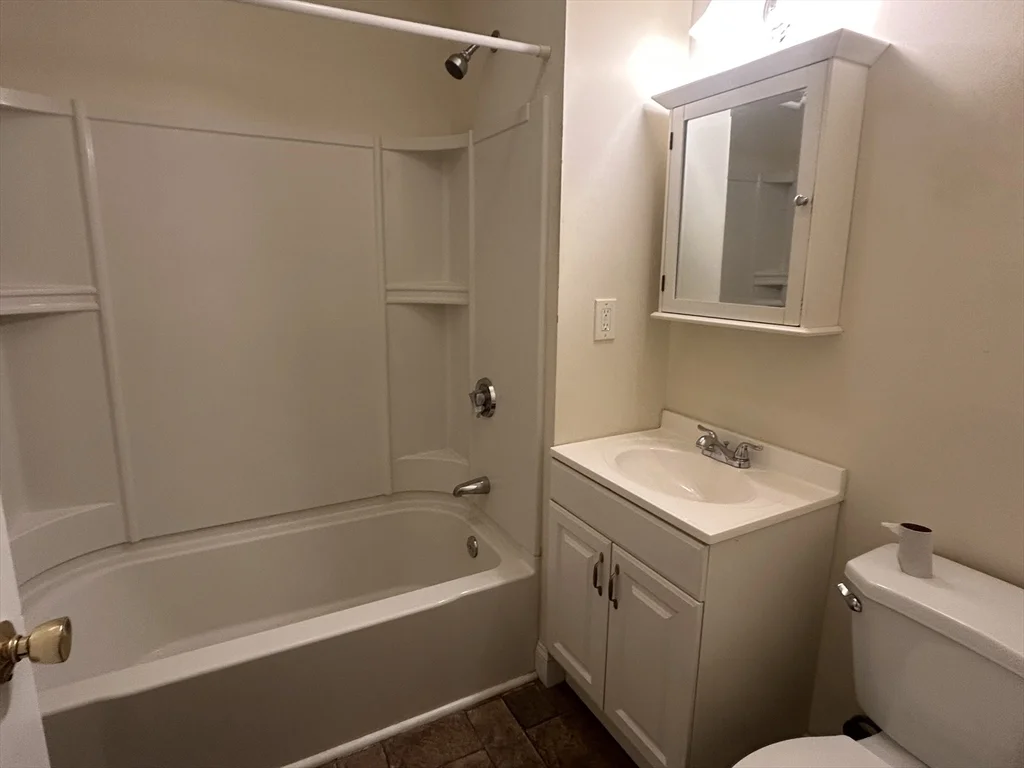 2 bed, 1 bath apartment for rent at 18 Auburn St Unit 1-1, Malden — photo 5 of 5