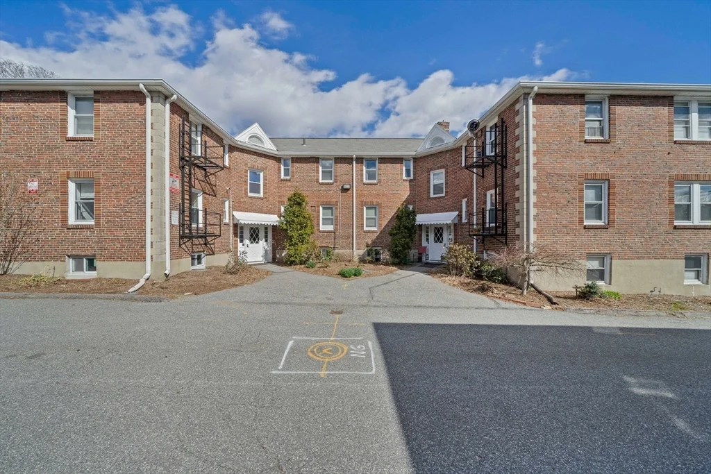 1 bed, 1 bath apartment for rent at 18 Bacon St Unit 6, Waltham — photo 8 of 10