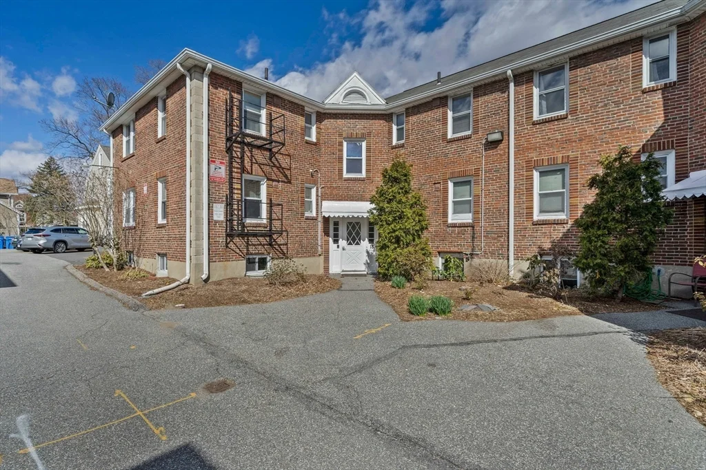 1 bed, 1 bath apartment for rent at 18 Bacon St Unit 6, Waltham — photo 2 of 10