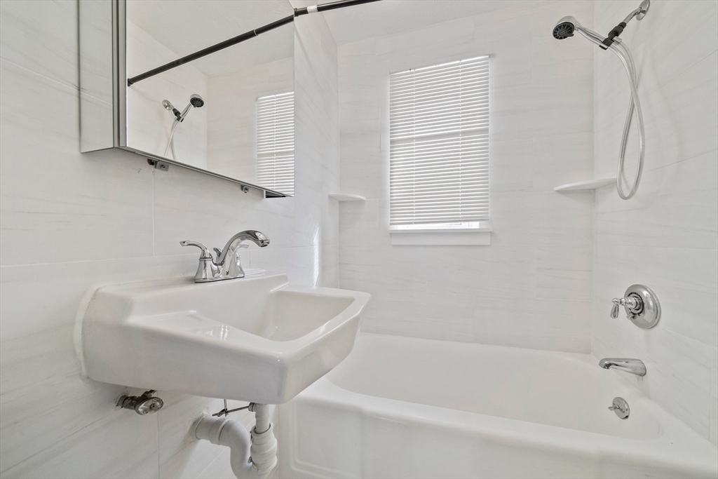1 bed, 1 bath apartment for rent at 18 Bacon Unit 1, Waltham — photo 7 of 10