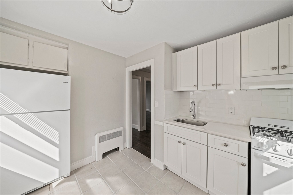 1 bed, 1 bath apartment for rent at 18 Bacon Unit 1, Waltham — photo 2 of 10