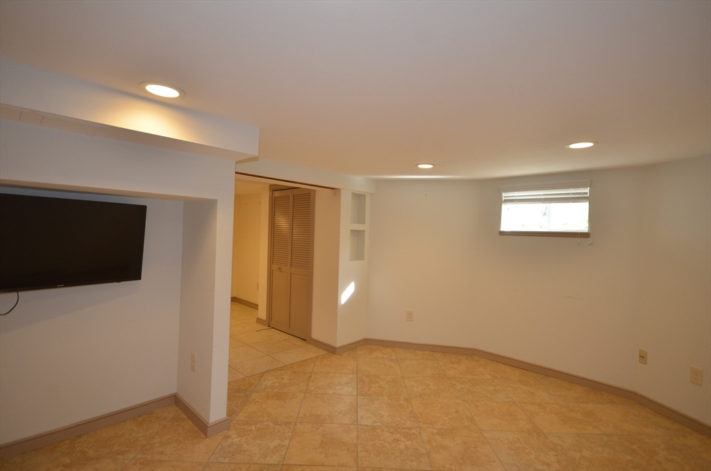 1 bed, 1 bath apartment for rent at 18 Benton Rd Unit G, Medford — photo 4 of 14