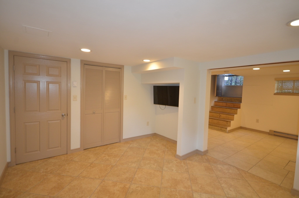1 bed, 1 bath apartment for rent at 18 Benton Rd Unit G, Medford — photo 1 of 14