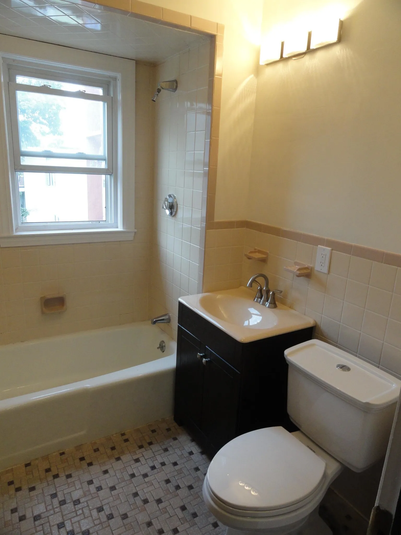 4 bed, 2 bath apartment for rent at 18 Bond St Unit 1, Winter Hill — photo 5 of 9