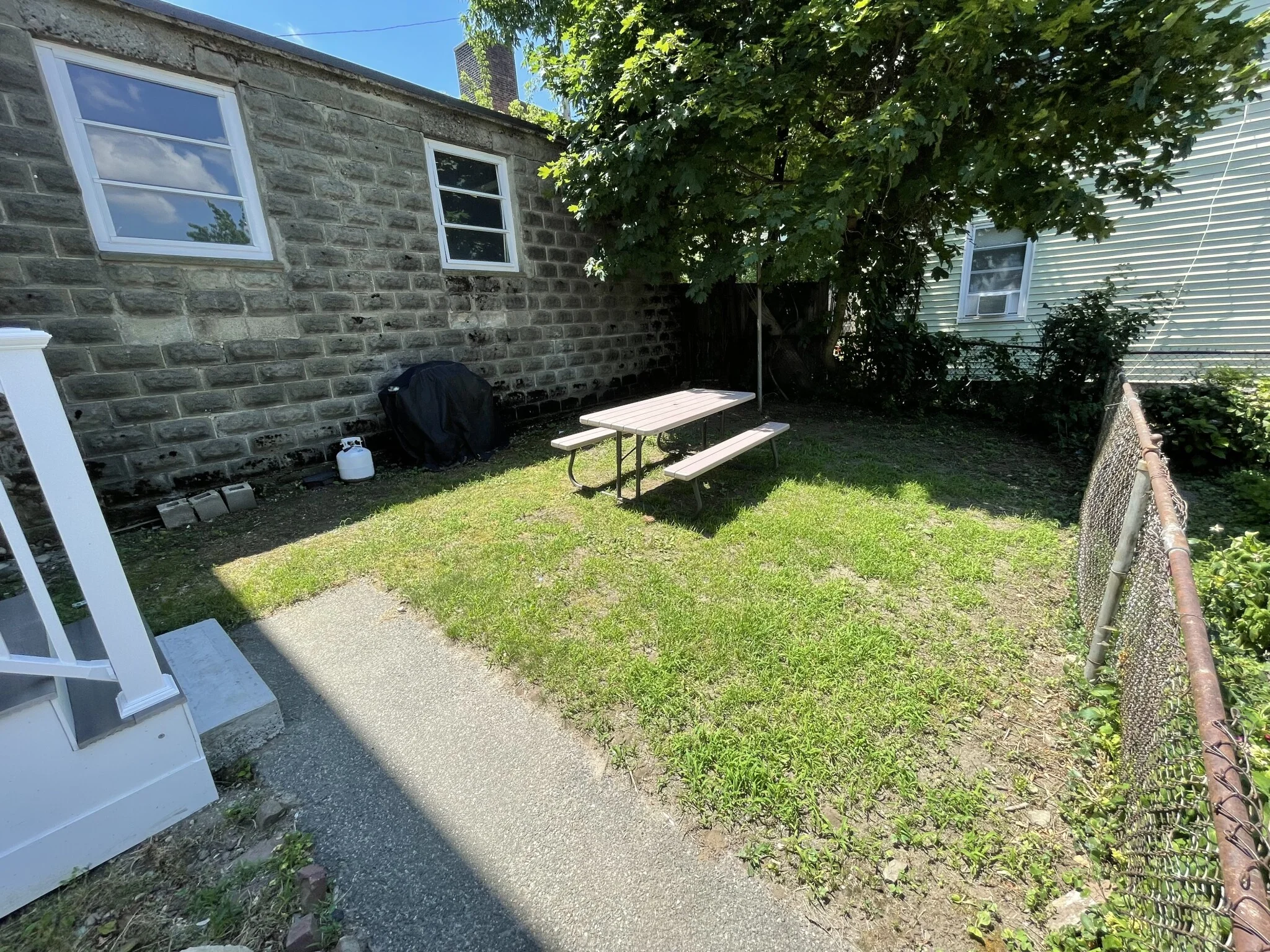 4 bed, 2 bath apartment for rent at 18 Bond St Unit 1, Winter Hill — photo 9 of 9