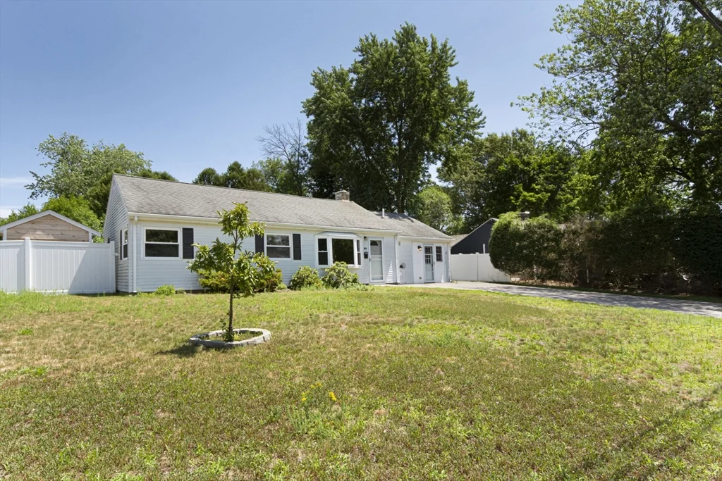 3 bed, 1 bath apartment for rent at 18 Brookfield Ter Unit 0, Framingham — photo 2 of 21