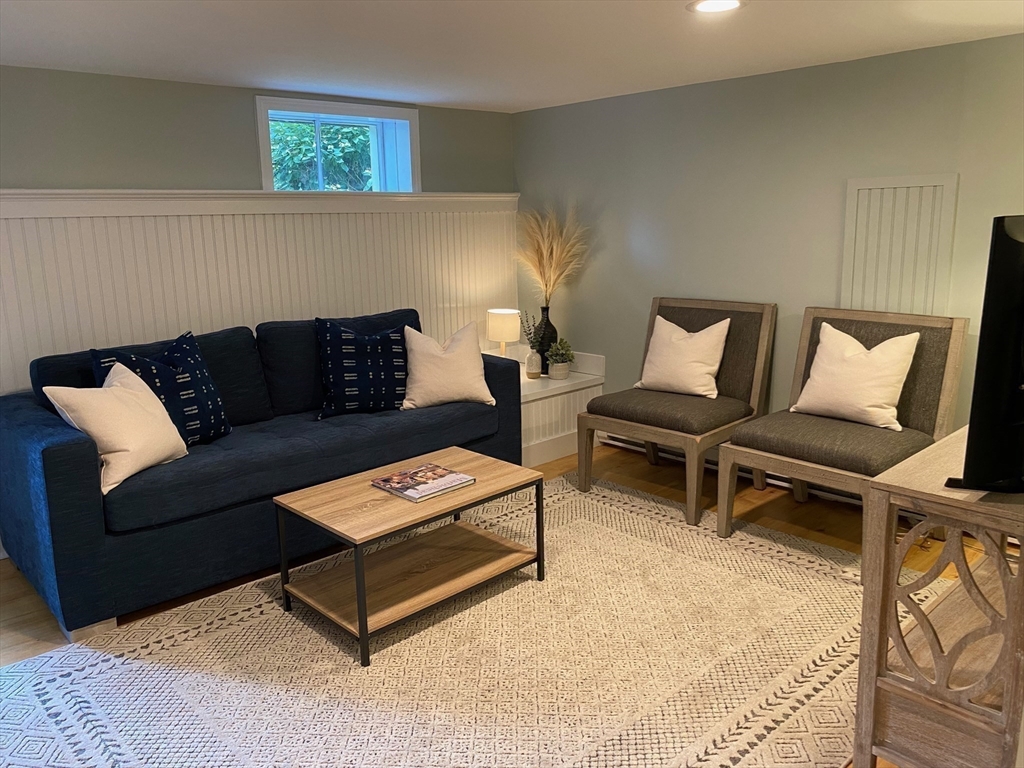 2 bed, 1 bath apartment for rent at 18 Central St Unit 3, Marblehead — photo 9 of 10