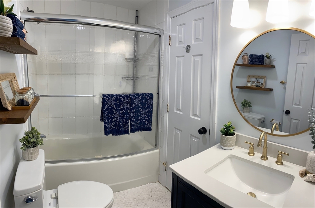 2 bed, 1 bath apartment for rent at 18 Central St Unit 3, Marblehead — photo 8 of 10
