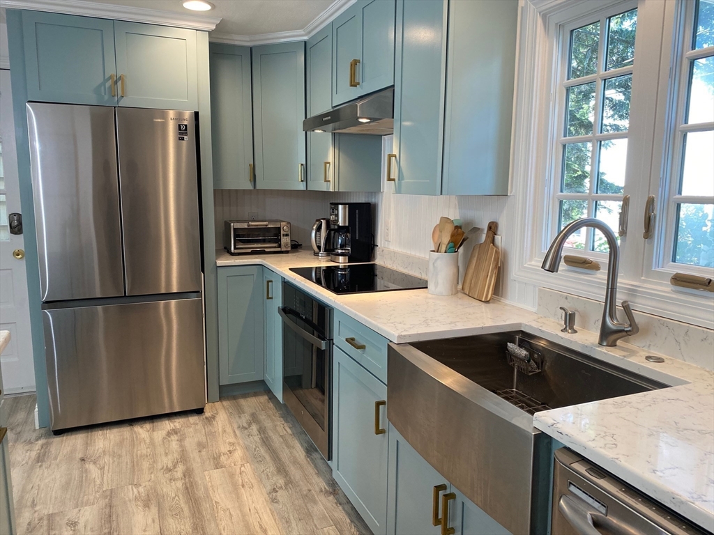 2 bed, 1 bath apartment for rent at 18 Central St Unit 3, Marblehead — photo 3 of 10