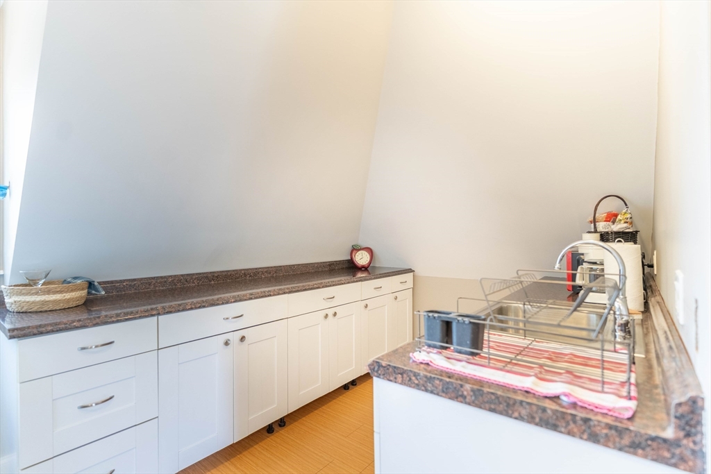 1 bed, 1 bath apartment for rent at 18 Chestnut St Unit 4, Wakefield — photo 3 of 15