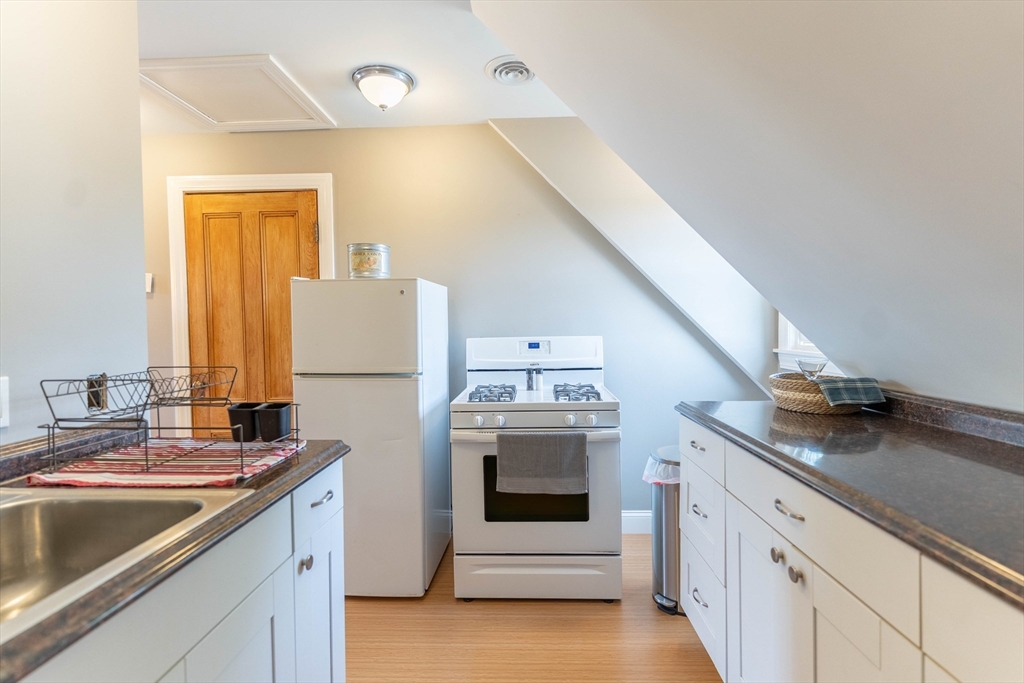 1 bed, 1 bath apartment for rent at 18 Chestnut St Unit 4, Wakefield — photo 4 of 15