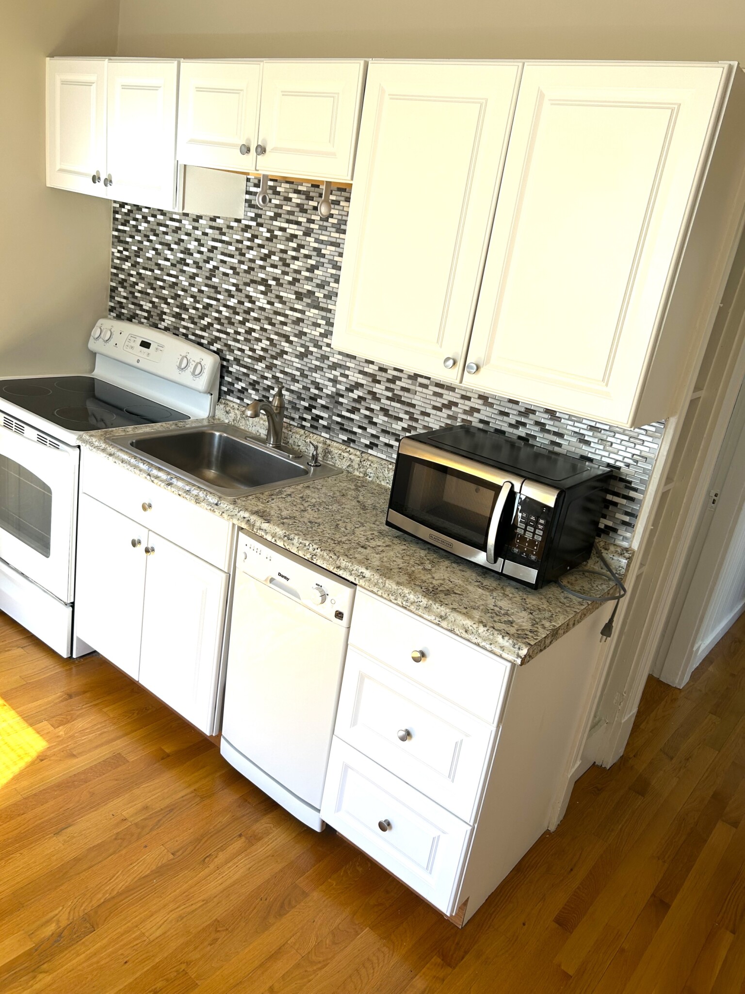 3 bed, 1 bath apartment for rent at 18 Cliff St Unit 2, Salem — photo 3 of 22