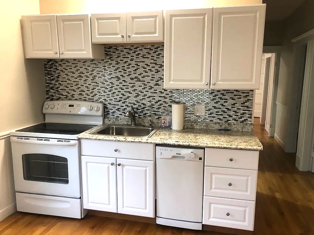 3 bed, 1 bath apartment for rent at 18 Cliff St Unit 2, Salem — photo 2 of 22