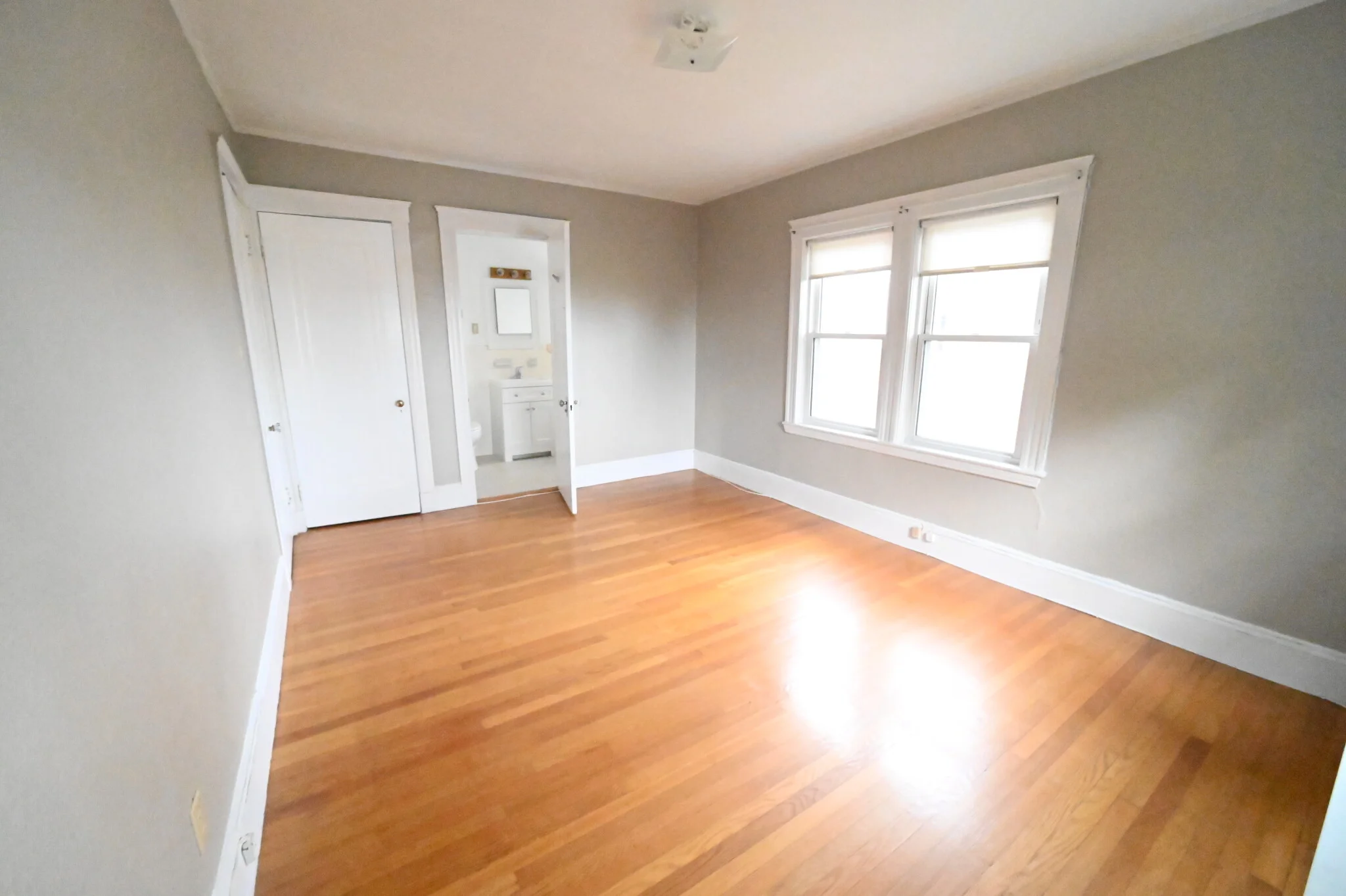 3 bed, 2 bath apartment for rent at 18 Colbourne Crescent Unit 1, Washington Square — photo 4 of 15