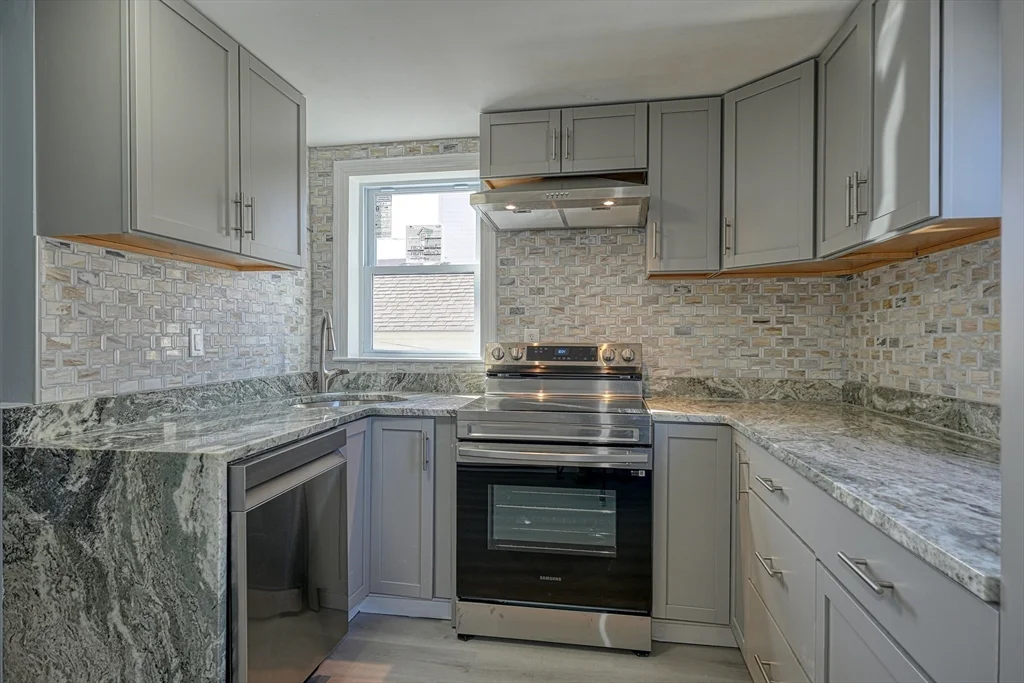 4 bed, 2 bath apartment for rent at 18 Common St Unit 18, Natick — photo 3 of 17