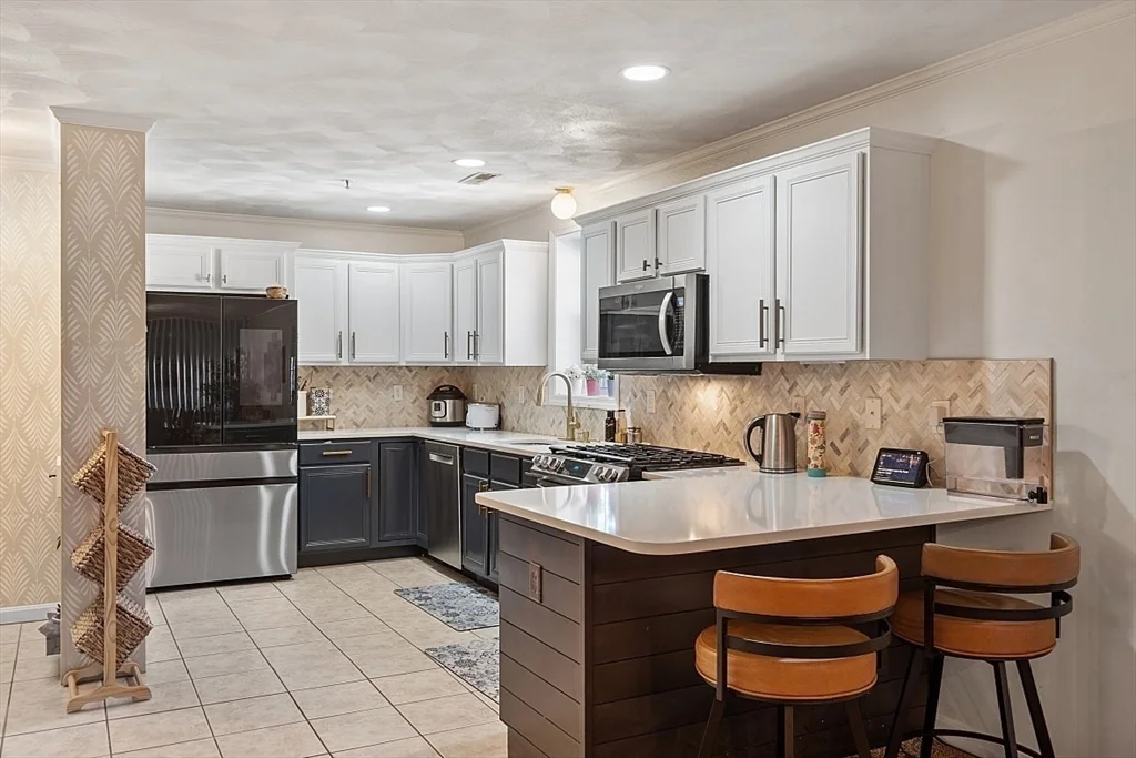 2 bed, 1 bath apartment for rent at 18 Dale St Unit 6H, Andover — photo 3 of 12