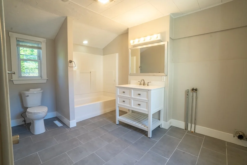 3 bed, 1 bath apartment for rent at 18 Drew Ave Unit 1, Weymouth — photo 5 of 12