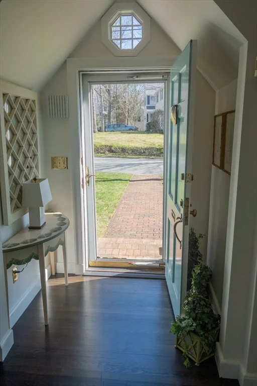3 bed, 2 bath apartment for rent at 18 Earle Rd, Wellesley — photo 3 of 33