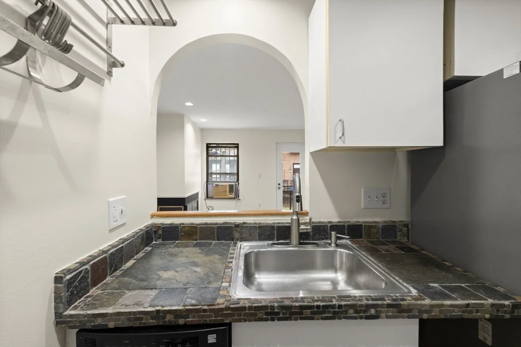 2 bed, 1 bath apartment for rent at 18 East Springfield St Unit 18-3, Harrison Lenox — photo 16 of 36