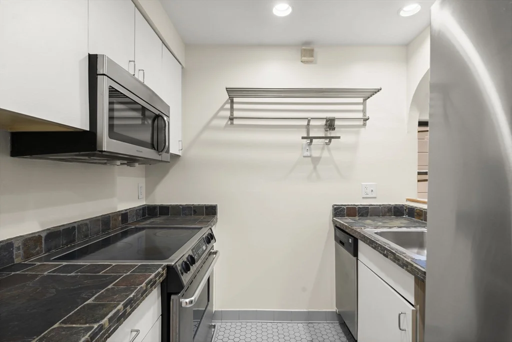 2 bed, 1 bath apartment for rent at 18 East Springfield St Unit 18-3, Harrison Lenox — photo 14 of 36