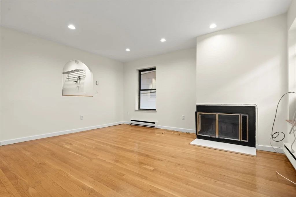 2 bed, 1 bath apartment for rent at 18 East Springfield St Unit 18-3, Harrison Lenox — photo 3 of 36