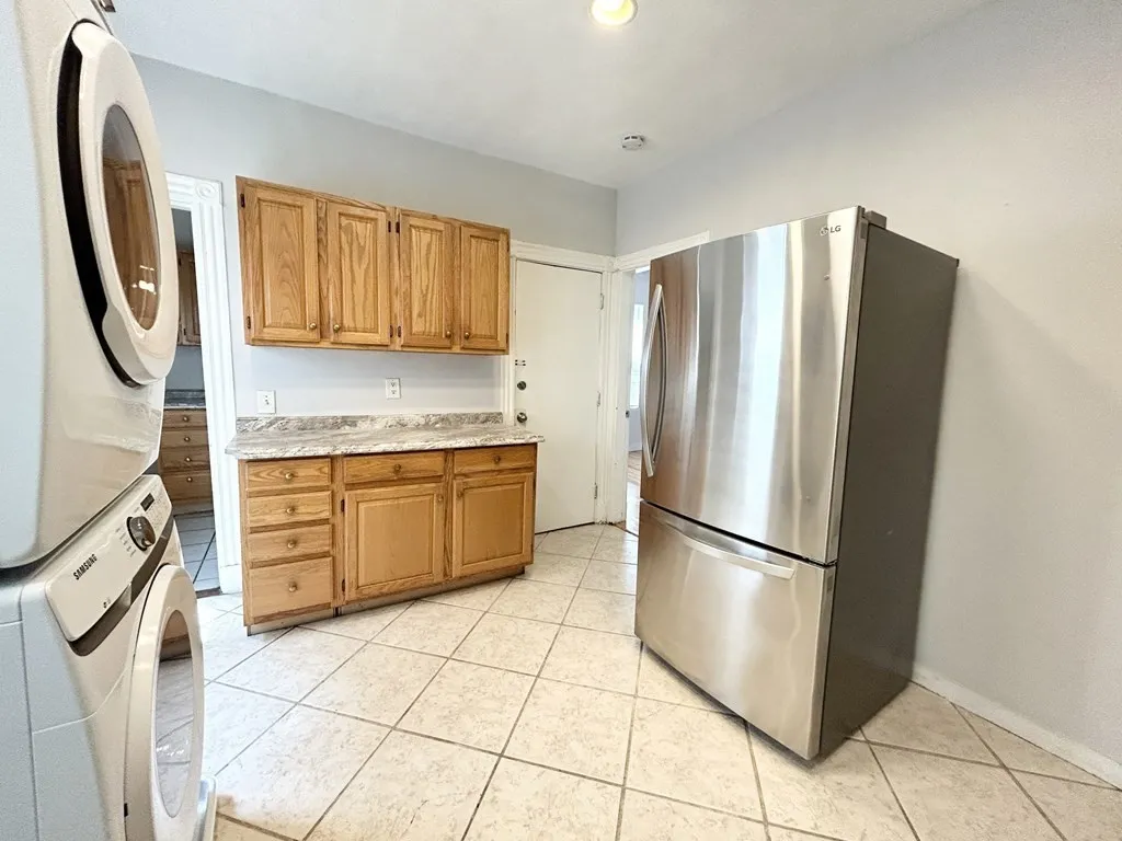 4 bed, 1 bath apartment for rent at 18 Eastman St Unit 2, Boston — photo 2 of 9