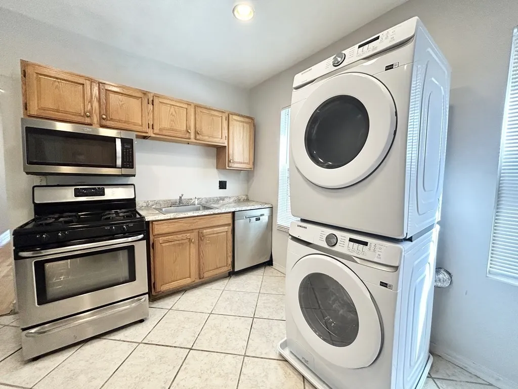 4 bed, 1 bath apartment for rent at 18 Eastman St Unit 2, Boston — photo 1 of 9