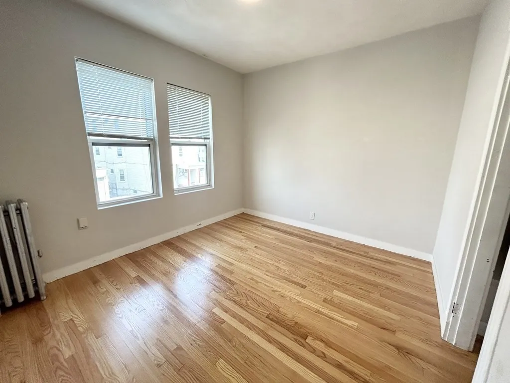 4 bed, 1 bath apartment for rent at 18 Eastman St Unit 2, Boston — photo 4 of 9