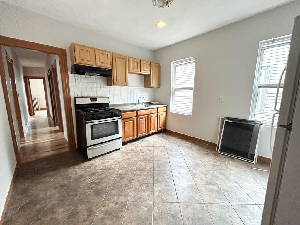 4 bed, 1 bath apartment for rent at 18 Eastman St Unit 3, Boston — photo 1 of 9