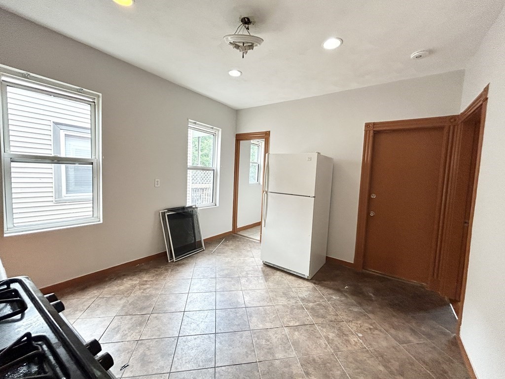 4 bed, 1 bath apartment for rent at 18 Eastman St Unit 3, Boston — photo 2 of 9