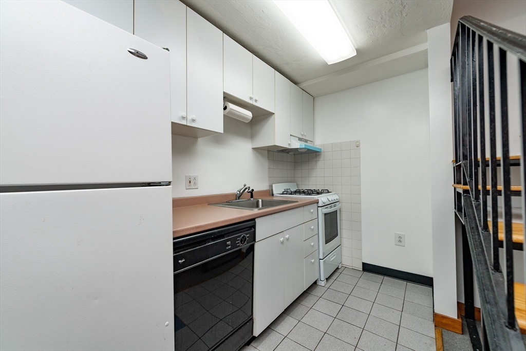 2 bed, 1 bath apartment for rent at 18 Edgerly Unit 1, Back Bay — photo 5 of 10