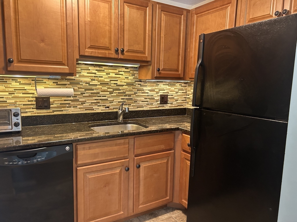 2 bed, 1 bath apartment for rent at 18 Fountain Ln Unit 10, Weymouth — photo 4 of 10