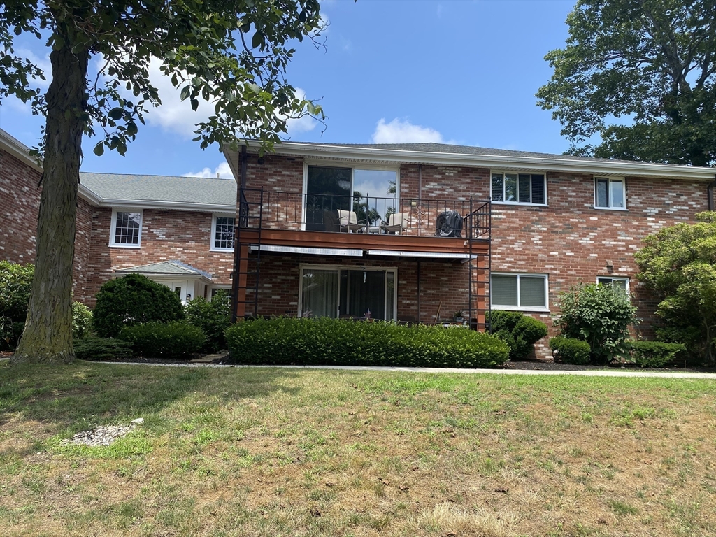 2 bed, 1 bath apartment for rent at 18 Fountain Ln Unit 10, Weymouth — photo 2 of 10