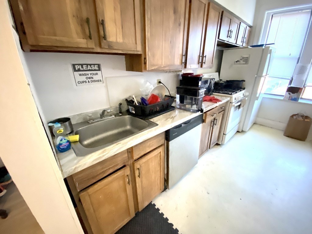 3 bed, 1 bath apartment for rent at 18 Glenville Ave Unit 3, Allston — photo 11 of 13