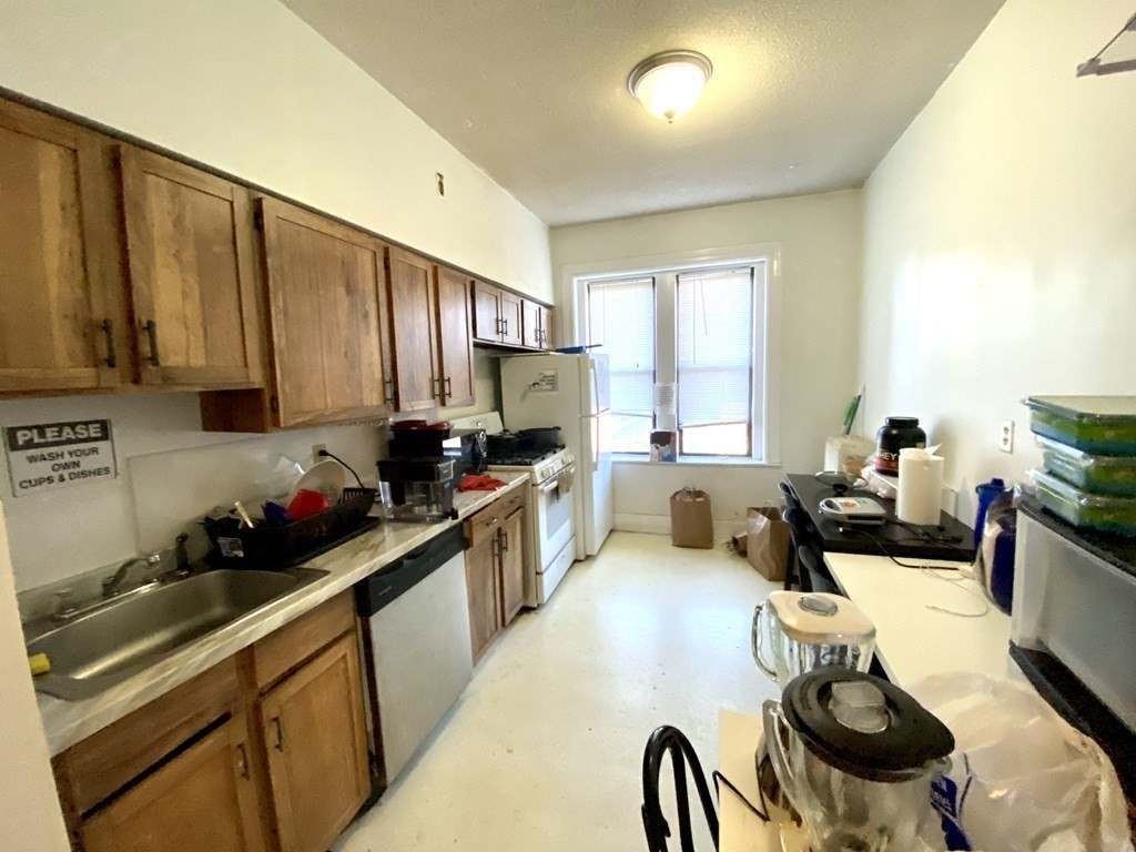 3 bed, 1 bath apartment for rent at 18 Glenville Ave Unit 3, Allston — photo 8 of 13