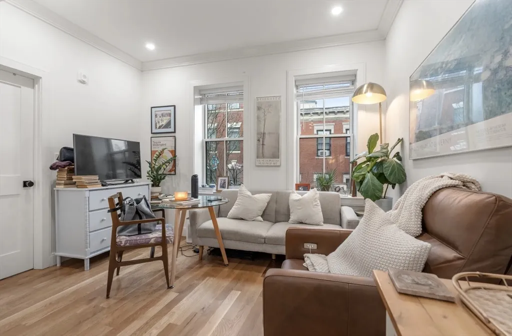 2 bed, 1 bath apartment for rent at 18 Grove St Unit 1, Beacon Hill