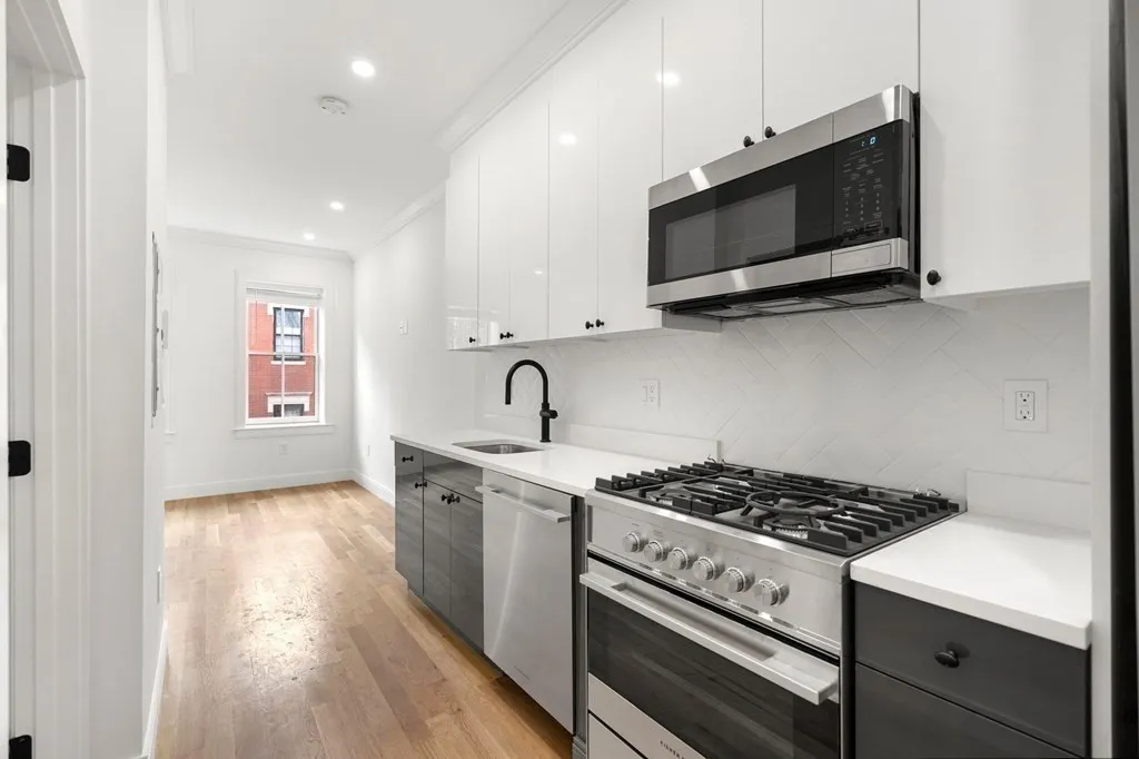 2 bed, 1 bath apartment for rent at 18 Grove St Unit 1, Beacon Hill — photo 5 of 17