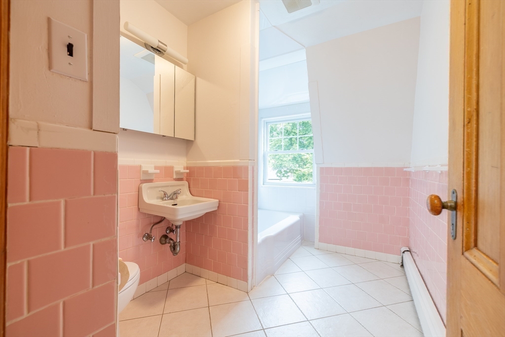 3 bed, 1 bath apartment for rent at 18 Hawthorn Rd Unit 2, Milton — photo 25 of 27