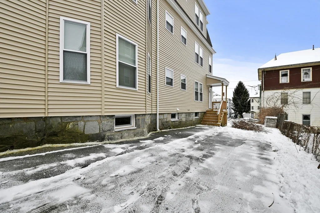 3 bed, 2 bath apartment for rent at 18 Hitchcock Rd Unit Apt 1, Worcester — photo 24 of 27