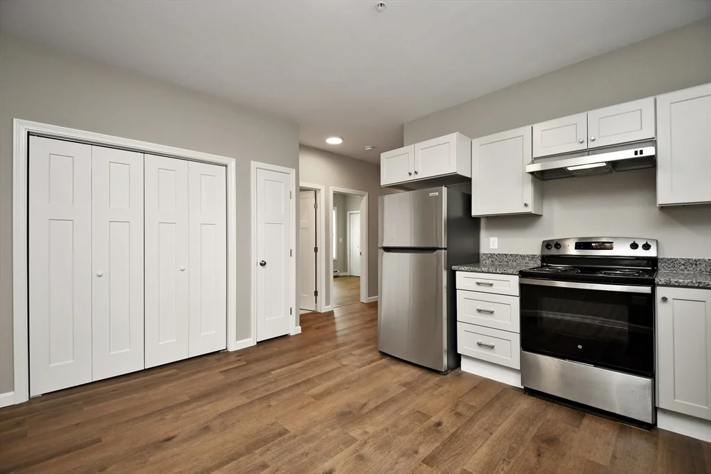 3 bed, 1 bath apartment for rent at 18 Hitchcock Rd Unit Apt 2, Worcester — photo 3 of 23