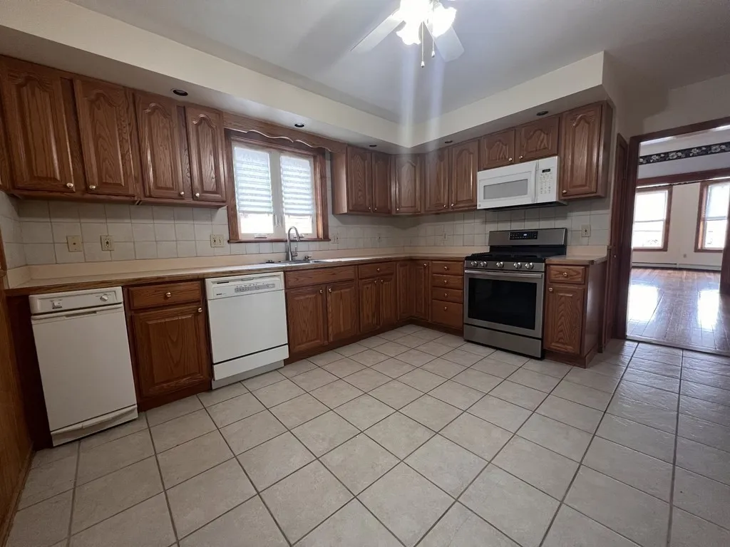 2 bed, 1 bath apartment for rent at 18 Houghton St Unit 1, Ward Two — photo 6 of 13